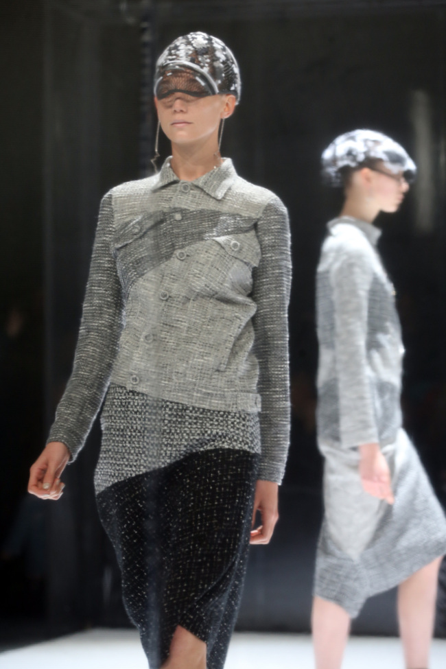 A model displays a creation from behind a mesh-walled enclosure during the presentation of Anrealage as part of the Fall-Winter 2016-2017 Fashion Week in Paris on Tuesday. (UPI-Yonhap)