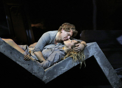 This image released by the Metropolitan Opera shows Roberto Alagna as Des Grieux, top, and soprano Kristine Opolais as the title character in Puccini‘s “Manon Lescaut.” (AP-Yonhap)
