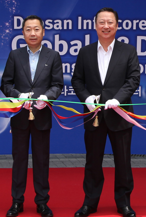 Doosan Group chairman Park Yong-maan (right) and his nephew Park Jeong-won who was tapped as his successor (Yonhap)