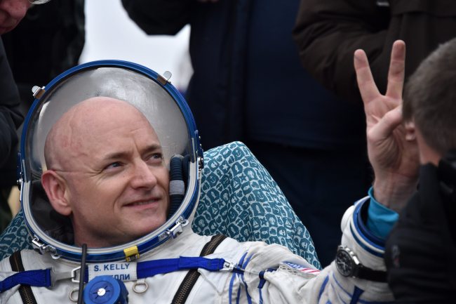 International Space Station crew member Scott Kelly of the U.S. shows a victory sign after landing near the town of Dzhezkazgan (Zhezkazgan), Kazakhstan, Wednesday. (EPA-Yonhap)