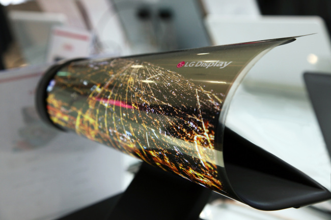 　Global buyers look at LG Electronics’s OLED TV at a showcase event held earlier this year in Korea.
　LGE
　LG Display showcases a rollable display at the International CES trade show held in Las Vegas in January this year.
　LGD