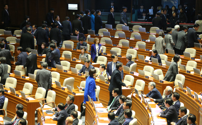 Minjoo Party of Korea's lawmakers boycott a voting session in protest agaisnt the Saenuri Party's attempt to push through the counter-terrorism bill. Yonhap