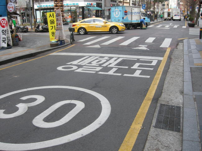 서울시는 전체 교통사고의 54%, 사망사고의 53%가 이면도로에서 발생한다며 차량속도를 시속 30㎞ 이하로 제한할 방침이다.