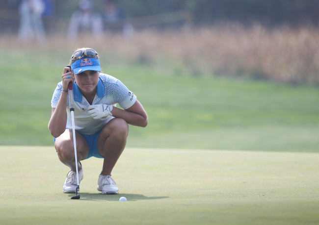 2016 LPGA 혼다 타일랜드 우승자 렉시 톰슨(미국)이 올시즌 눈을 감고 퍼팅하는 모습으로 화제가 된 가운데 아마추어 골퍼도 실력 향상을 위해 시도해 볼만하다는 의견이 나오고 있어 주목된다. 사진은 렉시 톰슨이 퍼팅 전 신중하게 그린 라이를 살피는 모습.