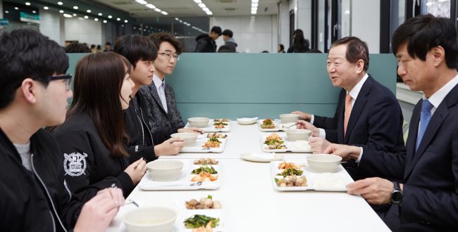 <YONHAP PHOTO-3969> '천원의 행복' 저녁먹어요 (서울=연합뉴스) 서울대는 이번 학기 시작일인 2일부터 재학생을 대상으로 학생회관 식당 저녁 메뉴를 1천원에 판매한다. 사진은 시행 첫날을 맞아 성낙인 총장과 학생들이 함께 밥을 먹는 모습. 2016.3.2 (서울대 제공) photo@yna.co.kr/2016-03-02 20:34:56/ <저작권자 ⓒ 1980-2016 ㈜연합뉴스. 무단 전재 재배포 금지.>
<YONHAP PHOTO-3969> '천원의 행복' 저녁먹어요 (서울=연합뉴스) 서울대는 이번 학기 시작일인 2일부터 재학생을 대상으로 학생회관 식당 저녁 메뉴를 1천원에 판매한다. 사진은 시행 첫날을 맞아 성낙인 총장과 학생들이 함께 밥을 먹는 모습. 2016.3.2 (서울대 제공) photo@yna.co.kr/2016-03-02 20:34:56/ <저작권자 ⓒ 1980-2016 ㈜연합뉴스. 무단 전재 재배포 금지.>