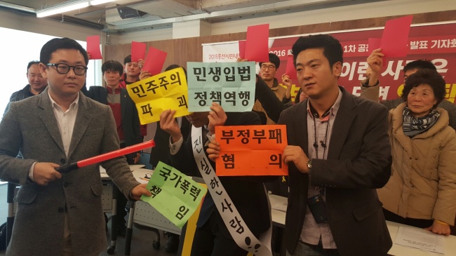 3일 서울 통인동 참여연대에서 열린 '2016 총선넷' 기자회견에서 각계 시민단체 대표들이 퍼포먼스를 진행하고 있다. 신동윤 기자/realbighead@heraldcorp.com
3일 서울 통인동 참여연대에서 열린 '2016 총선넷' 기자회견에서 각계 시민단체 대표들이 퍼포먼스를 진행하고 있다. 신동윤 기자/realbighead@heraldcorp.com