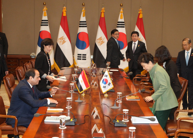 박근혜 대통령이 3일 오전 청와대에서 한국을 공식 방한 한 압델 파타 엘시시 이집트 대통령이 정상회담을 위해 자리하고 있다. /안훈 기자 rosedale@heraldcorp.com 2016.03.032016.03.03.
박근혜 대통령이 3일 오전 청와대에서 한국을 공식 방한 한 압델 파타 엘시시 이집트 대통령이 정상회담을 위해 자리하고 있다. /안훈 기자 rosedale@heraldcorp.com 2016.03.032016.03.03.