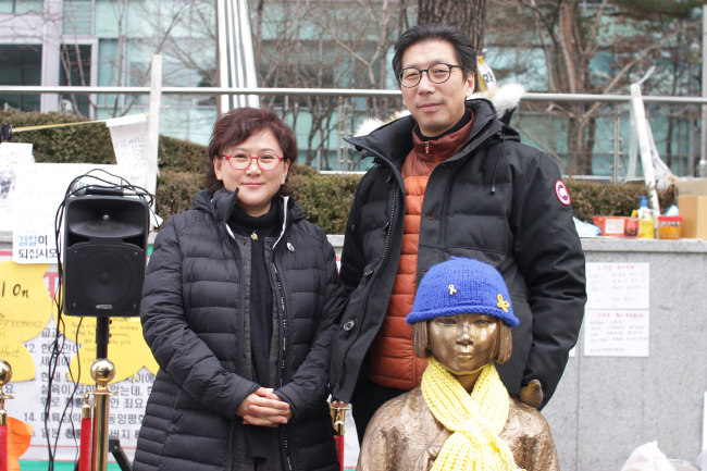 Sculptors Kim Seo-kyung (left) and Kim Eun-sung pose with “Statue of a Girl of Peace” in front of the Japanese Embassy in Seoul last week. (Courtesy of the artists)