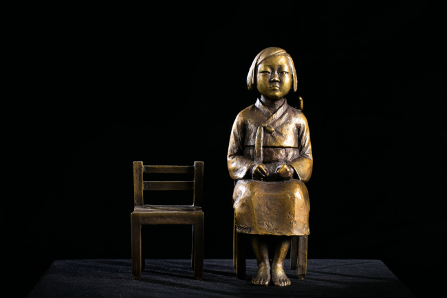 “Statue of a Girl of Peace” Kim Seo-kyung and Kim Eun-sung  (Gallery Godo)