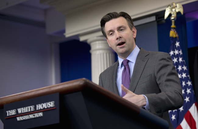 White House press secretary Josh Earnest speaks during the daily news briefing at the White House in Washington, Wednesday. (AP-Yonhap)