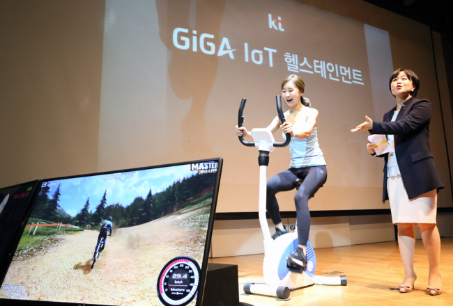 KT’s IoT chief Song Hee-kyung (right) introduces the company’s GiGA IoT Health Bike on Thursday at a press conference in Seoul. KT