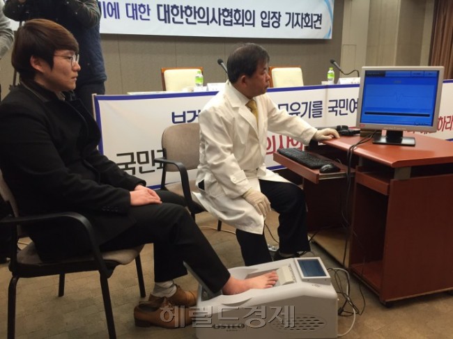 김필건 대한한의사협회장이 지난달 12일 오전 서울 중구 프레스센터에서 기자회견을 갖고 골밀도 측정기를 시연하고 있다. [사진=헤럴드경제DB]