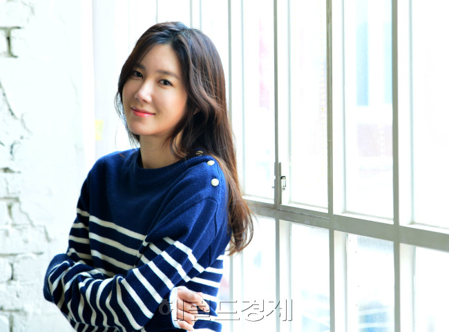 [사진=3일 개봉한 영화 ‘무수단’에서 여군 장교 역할을 맡은 이지아를 서울 종로구 삼청동의 한 카페에서 만났다. 윤병찬 기자/yoon4698@heraldcorp.com]