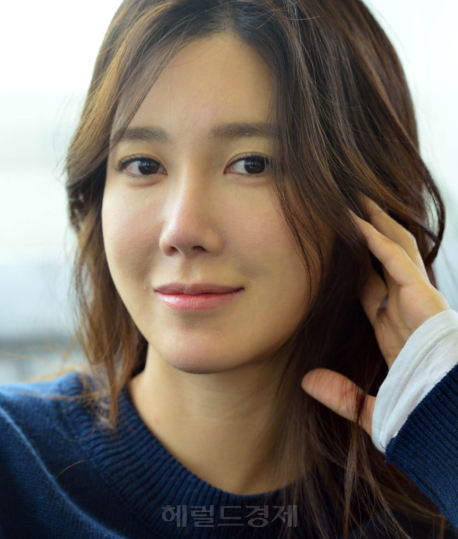 [사진=3일 개봉한 영화 ‘무수단’에서 여군 장교 역할을 맡은 이지아를 서울 종로구 삼청동의 한 카페에서 만났다. 윤병찬 기자/yoon4698@heraldcorp.com]