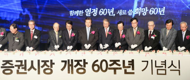 증권거래소 60주년 기념식 (서울=연합뉴스) 류효림 기자 = 3일 저녁 서울 영등포구 여의도동 63빌딩에서 열린 증권거래소 60주년 기념식에서 진웅섭 금감원장(왼쪽 네번째부터), 김무성 새누리당 대표, 임종룡 금융위원장 최경수 한국거래소 이사장, 김기식 더불어민주당 의원을 비롯한 참석자들이 기념떡 커팅을 하고 있다. 2016.3.3 ryousanta@yna.co.kr (끝)