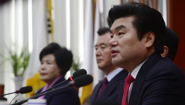 원유철 새누리당 원내대표가 4일 오전 서울 여의도 국회에서 열린 원내대책회의에서 모두발언을 하고 있다. 박해묵 기자/mook@heraldcorp.com
원유철 새누리당 원내대표가 4일 오전 서울 여의도 국회에서 열린 원내대책회의에서 모두발언을 하고 있다. 박해묵 기자/mook@heraldcorp.com