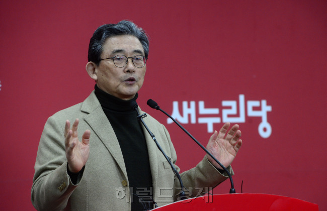 이한구 새누리당 공천관리위원장이 4일 오전 서울 여의도 새누리당 당사에서 현안관련 브리핑을 하고 있다. 박해묵 기자/mook@heraldcorp.com