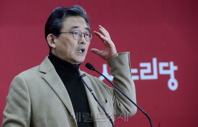 이한구 새누리당 공천관리위원장이 4일 오전 서울 여의도 새누리당 당사에서 현안관련 브리핑을 하고 있다. 박해묵 기자/mook@heraldcorp.com
