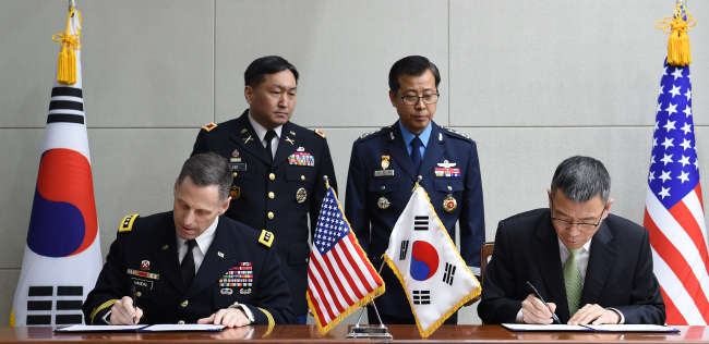 류제승 국방부 정책실장(오른쪽)과 주한미군사령부 참모장인 토머스 밴달 미 8군사령관이 4일 오전 서울 용산구 국방부에서 주한미군의 사드(THAAD) 배치를 협의하기 위한 한미 공동실무단 구성 관련 약정에 서명하고 있다.  [사진제공=국방부]