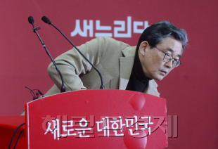 이한구 새누리당 공천관리위원장이 4일 오전 서울 여의도 새누리당 당사에서 현안관련 브리핑을 하고 있다. 이 위원장은 “공관위는 (논란이 되고 있는) 여론조사결과를 유출하지 않았다”며 “선관위 통해 진상을 규명해야 한다”고 말했다. 박해묵 기자/mook@heraldcorp.com