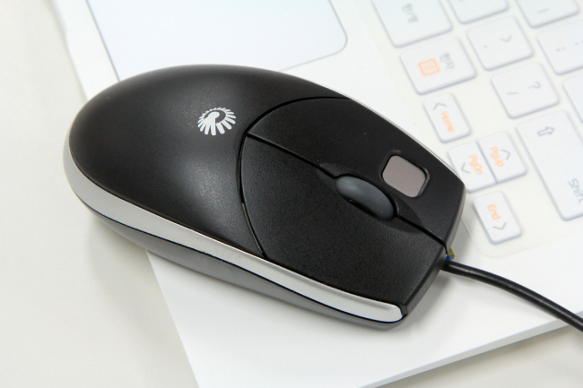 CrucialTec’s optical mouse equipped with a fingerprint scanner. (CrucialTec)