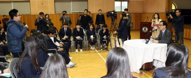 이준식 사회부총리 겸 교육부 장관이 4일 전북 김제 금구중을 방문, 학생·학부모들과 토크콘서트를 갖고 있다.
이준식 사회부총리 겸 교육부 장관이 4일 전북 김제 금구중을 방문, 학생·학부모들과 토크콘서트를 갖고 있다.