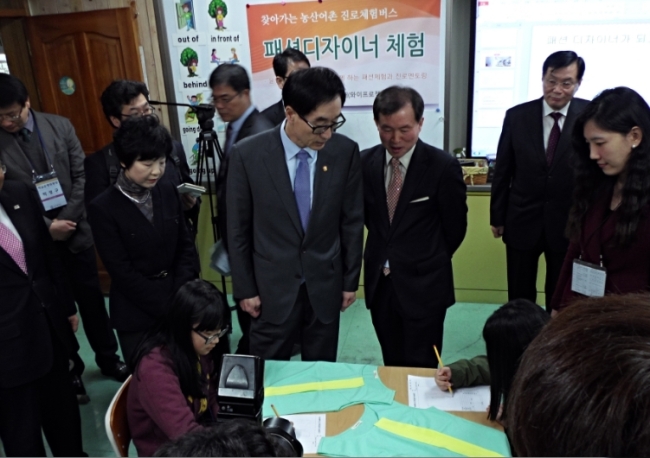 전북 김제시 금구중학교에서 진로체험버스가 올 첫 운행을  시작하며 평소 접하기 힘든 여러가지 체험교실을 열었다. 이 날 학생들은 세프, 디자이너 등과 함께 자신의 꿈을 키울 수 있는 소중한 체험을 했다.