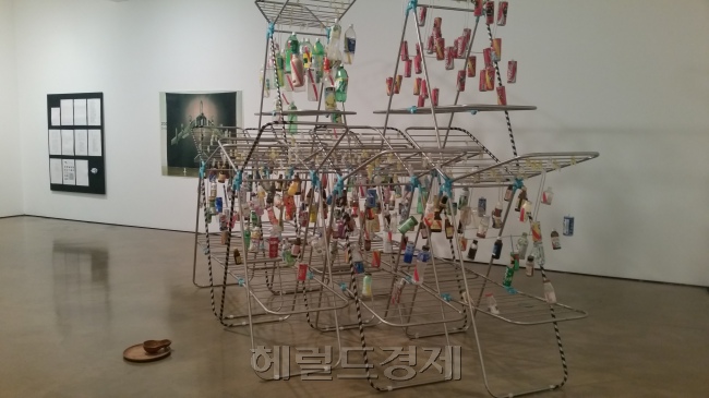 물 vs 물의 사생아들, 빨래건조대, 캔, 페트병 등, 가변설치, 2005 [사진=김아미 기자/amigo@heraldcorp.com]