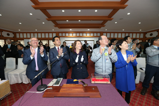 <YONHAP PHOTO-0483> 대우조선해양 세계 첫 '바다의 LNG 공장' 명명식 (서울=연합뉴스) 대우조선해양이 '바다의 LNG 공장'이라 불리는 해양플랜트 'FLNG'(Floating LNG: 액화천연가스 부유식 생산·저장·하역 설비)를 세계 최초로 건조하는 데 성공했다. FLNG는 천연가스 생산에서부터 하역까지 필요한 모든 설비를 갖추고 있다. 가스전 위에 계류하면서 가스 생산을 일괄 처리할 수 있는 등 기존 해양가스전의 LNG생산방식에 비해서 비용, 생산절차, 이동성 면에서 장점이 뚜렷한 혁신적인 설비다. 사진은 지난 4일 경남 거제 옥포조선소에서 대우조선해양 정성립 사장(오른쪽 두번째), 페트로나스사 회장 부인인 아주라 아흐마드 타주딘 (Azura Ahmad Tajuddin /오른쪽 세번째) 여사, 페트로나스사 완 즐키플리 완 아라핀 (Datuk Wan Zulkiflee Wan Ariffin/오른쪽 네번째) 회장 등이 참석해 'PFLNG 사투'(페트로나스 FLNG) 명명식을 축하하는 모습. 2016.3.7 [대우조선해양 제공] photo@yna.co.kr/2016-03-07 06:56:23/ <저작권자 ⓒ 1980-2016 ㈜연합뉴스. 무단 전재 재배포 금지.>
<YONHAP PHOTO-0483> 대우조선해양 세계 첫 '바다의 LNG 공장' 명명식 (서울=연합뉴스) 대우조선해양이 '바다의 LNG 공장'이라 불리는 해양플랜트 'FLNG'(Floating LNG: 액화천연가스 부유식 생산·저장·하역 설비)를 세계 최초로 건조하는 데 성공했다. FLNG는 천연가스 생산에서부터 하역까지 필요한 모든 설비를 갖추고 있다. 가스전 위에 계류하면서 가스 생산을 일괄 처리할 수 있는 등 기존 해양가스전의 LNG생산방식에 비해서 비용, 생산절차, 이동성 면에서 장점이 뚜렷한 혁신적인 설비다. 사진은 지난 4일 경남 거제 옥포조선소에서 대우조선해양 정성립 사장(오른쪽 두번째), 페트로나스사 회장 부인인 아주라 아흐마드 타주딘 (Azura Ahmad Tajuddin /오른쪽 세번째) 여사, 페트로나스사 완 즐키플리 완 아라핀 (Datuk Wan Zulkiflee Wan Ariffin/오른쪽 네번째) 회장 등이 참석해 'PFLNG 사투'(페트로나스 FLNG) 명명식을 축하하는 모습. 2016.3.7 [대우조선해양 제공] photo@yna.co.kr/2016-03-07 06:56:23/ <저작권자 ⓒ 1980-2016 ㈜연합뉴스. 무단 전재 재배포 금지.>