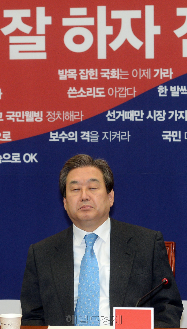 7일 오전 서울 여의도 국회에서 열린 새누리당 최고위원회의에 참석한 김무성 대표가 발언 없이 침묵을 지키고 있다./ 안훈 기자 rosedale@2016.03.07