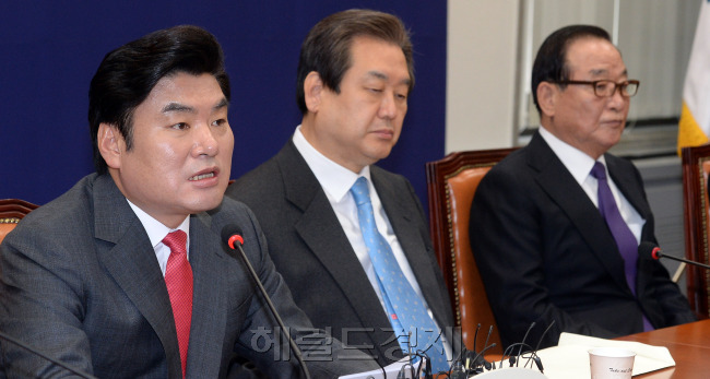 7일 오전 서울 여의도 국회에서 열린 새누리당 최고위원회의에서 원유철 원내대표가 모두발언을 하고 있다./ 안훈 기자 rosedale@2016.03.07