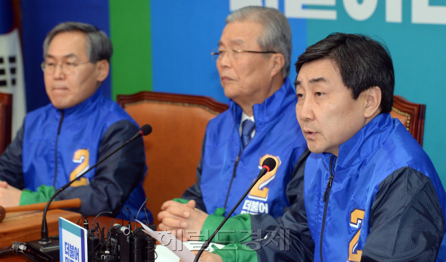 7일 오전 서울 여의도 국회에서 열린 더불어민주당 비상대책위원회의에서 이종걸 원내대표가 모두발언을 하고 있다./ 안훈 기자 rosedale@2016.03.07