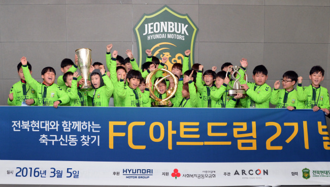 <YONHAP PHOTO-0475> 현대차그룹 축구꿈나무 'FC아트드림 2기' 발대식 개최 (서울=연합뉴스) 현대차그룹은 지난 5일 전북현대모터스FC 클럽하우스에서 축구 꿈나무 육성 프로젝트인 'FC아트드림 2기' 발대식을 가졌다고 6일 전했다. 발대식에는 FC아트드림 2기에 선발된 어린이 100명과 최강희 감독을 비롯한 전북현대 선수단 등 130여명이 참석했다. FC아트드림은 현대차그룹이 2015년부터 축구에 재능이 있는 아동이 체계적인 재능 계발의 기회를 얻을 수 있도록 전북현대모터스FC, (사)희망나눔 최강희축구, (사)문화예술사회공헌네트워크(ARCON), 사회복지공동모금회와 함께 진행하는 창의인재 육성 프로젝트다. 2기 참가 어린이들이 전북현대모터스FC의 과거 우승컵을 들고 기념 촬영하고 있다. 2016.3.6 << 현대차그룹 제공 >> photo@yna.co.kr/2016-03-06 10:56:32/ <저작권자 ⓒ 1980-2016 ㈜연합뉴스. 무단 전재 재배포 금지.>
<YONHAP PHOTO-0475> 현대차그룹 축구꿈나무 'FC아트드림 2기' 발대식 개최 (서울=연합뉴스) 현대차그룹은 지난 5일 전북현대모터스FC 클럽하우스에서 축구 꿈나무 육성 프로젝트인 'FC아트드림 2기' 발대식을 가졌다고 6일 전했다. 발대식에는 FC아트드림 2기에 선발된 어린이 100명과 최강희 감독을 비롯한 전북현대 선수단 등 130여명이 참석했다. FC아트드림은 현대차그룹이 2015년부터 축구에 재능이 있는 아동이 체계적인 재능 계발의 기회를 얻을 수 있도록 전북현대모터스FC, (사)희망나눔 최강희축구, (사)문화예술사회공헌네트워크(ARCON), 사회복지공동모금회와 함께 진행하는 창의인재 육성 프로젝트다. 2기 참가 어린이들이 전북현대모터스FC의 과거 우승컵을 들고 기념 촬영하고 있다. 2016.3.6 << 현대차그룹 제공 >> photo@yna.co.kr/2016-03-06 10:56:32/ <저작권자 ⓒ 1980-2016 ㈜연합뉴스. 무단 전재 재배포 금지.>