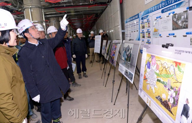 박원순 서울시장은 7일 건설중인 우이경전철 신설동역을 방문,현장을 점검하고 건설진척상황을 살폈다. 우이경전철은 현재 80%이상의 건설을 보이고 있고 궤도부설이 끝나고 안전점검 시운전을 하고 있다. 올해 11월말에 완전 개통에정이다. 정희조 기자/checho@heraldcorp.com