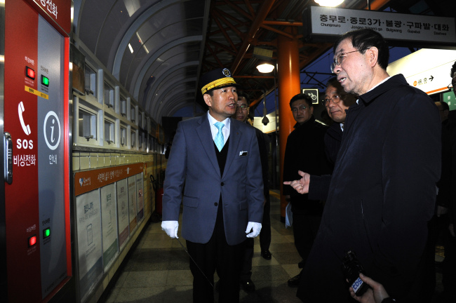 Seoul City Mayor Park Won-Soon checks the subway safety system with an official at the Oksu Station on Subway Line No. 3 on Monday. (Yonhap)
