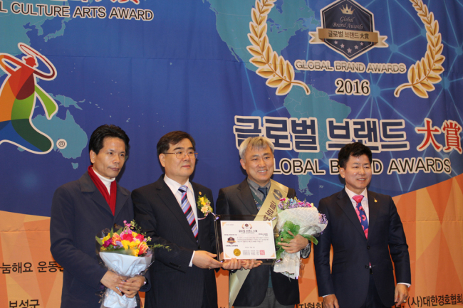 김영순 인하대 교육대학원장이 교육대학원을 대표해 ‘2016 글로벌 브랜드 대상’ 수상식에서 교육발전 분야 대상을 수상했다.