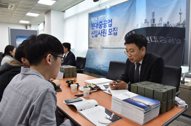인하대 2016년 상반기 '캠퍼스 리크루팅'에서 학생들이 취업상담을 받고 있다.