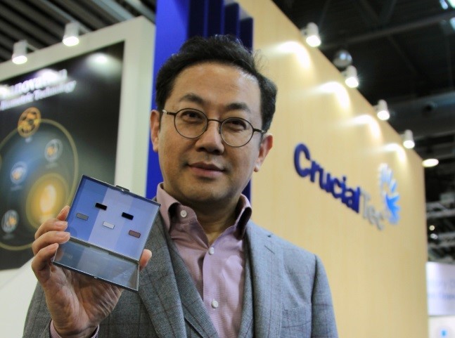 CrucialTec CEO Charles Ahn poses with the firm’s fingerprint modules.　(CrucialTec)