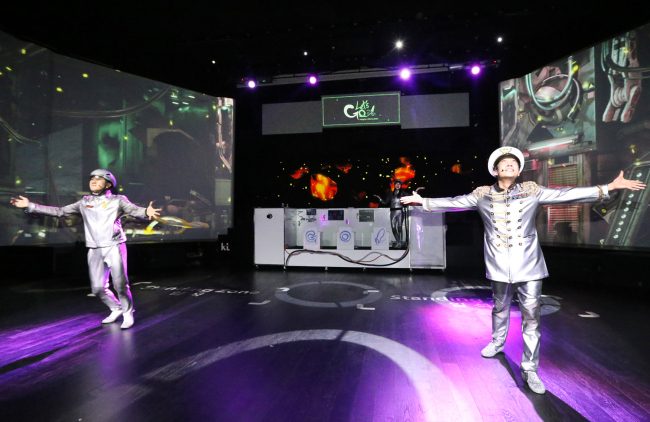 Actors perform the “Let’s Go” show at the virtual concert hall in Donddaemun. (KT)