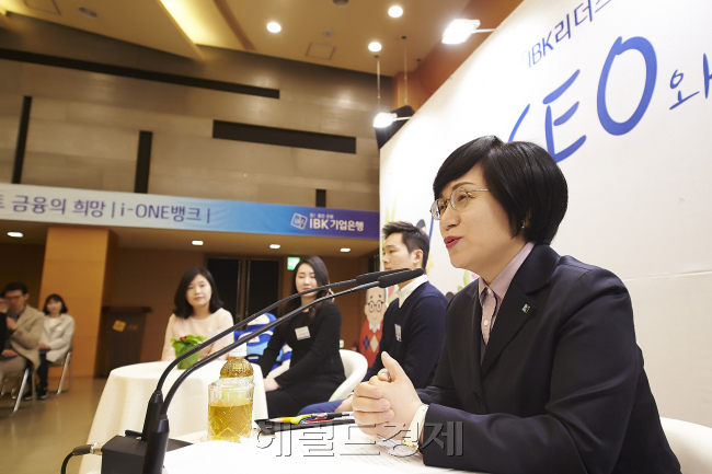 IBK기업은행장이 지난 7일 서울 을지로 본점 대강당에서 사내 소통활성화를 위한 영업현장 조직 ‘IBK Leaders Club’ 회원 133명과 대화의 시간을 가졌다. ‘IBK Leaders Club’은 영업현장 의견청취, 제언, 조직문화 캠페인 주도 등을 위해 전국 19개 지역본부에서 각각 7명씩의 직원들로 구성된 조직이다. 권행장은 직원들에게 “업무에 충실해 주위의 모범이 되어주길 바라며, 더불어 ‘소통리더’로서 영업현장과 경영진의 가교역할을 해달라”고 말했다. 또 슬럼프를 극복하는 비결을 묻는 질문에 “고객에게 배운다고 생각하면 고객을 대하는 것이 덜 힘들게 된다. 자신의 일에 의미를 부여해 보길 바란다”고 조언했다. 간담회에서 권행장은 은행현안 뿐만 아니라 후배들에게 들려주는 덕담 등 다양한 주제로 직원들과 격의 없는 대화를 나눴다.
황혜진 기자/hhj6386@heraldcorp.com