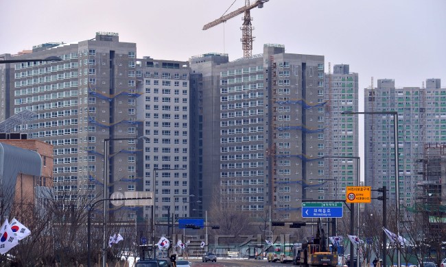 춘삼월 전세난이 심화되고 있다. 전세 만기를 앞둔 세입자들은 동분서주 뛰어다닌다. 월세 선호 현상을 탓하기엔 숨 가쁘다. 일부 지역에서는 전세 물건이 보이면 집을 보지 않고 계약하는 상황이 벌어지기도 한다. 사진은 위례신도시 아파트 공사현장 모습. 사진=이상섭 기자/babtong@heraldcorp.com