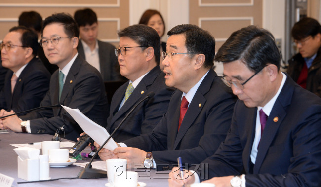 9일 오전 서울 여의도 국회 귀빈식당에서 열린 경제활성화를 위한 민ㆍ당ㆍ정 간담회에서 새누리당 김정훈 정책위의장(오른쪽 두번째)이 발언하고 있다.