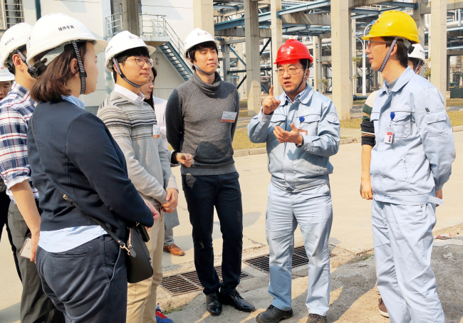 지난 2일 SK종합화학 신입사원들이 중국 우한에 위치한 ‘중한석화’를 방문해 중국 석유화학 사업현황을 학습했다. 이정훈(오른쪽 두번째) 중한석화 부총경리가 신입사원들에게 사업 현황에 대해 설명하고 있다.