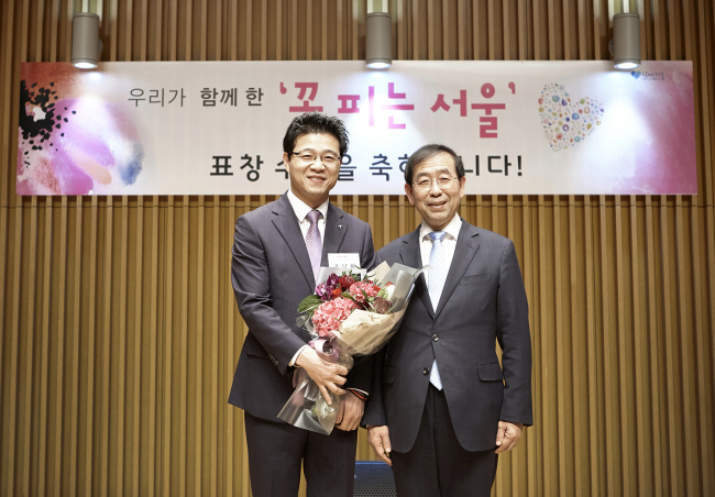 박원순 서울시장과 조남화 금호타이어 SCM담당 상무(왼쪽)가 지난 8일 서울시청 다목적홀에서 열린 ‘꽃피는 서울’ 표창 시상식후에 기념촬영을 하고 있다.