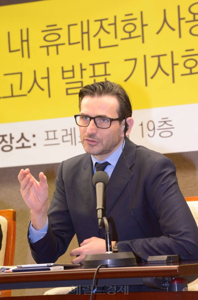 국제엠네스티는 9일 서울프레스센터에서 기자회견을 열고 '통제된 사회, 단절된 삶'의 북한 내 휴대전화 사용및 외부세계 정보 제한 실태에 대한 북한 보고서를 발표하는 자리를 가졌다.  니콜라스 베클란 국제 엠네스디 동아시아 사무소장이 직접 회견문을 낭독하였다. 정희조 기자/checho@heraldcorp.com