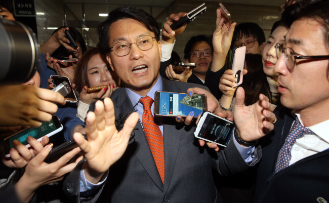새누리당 친박계 윤상현 의원이 9일 오전 자신의 욕설 파문을 사과하기 위해 서울 여의도 국회 김무성 새누리당 대표실을 찾았지만 면담을 거부 당했다. 면담이 묵살된 윤상현 의원이 기자들에게 둘러싸여 질문을 받고 있다./ 안훈기자 rosedale@heraldcorp.com 2016.03.09
새누리당 친박계 윤상현 의원이 9일 오전 자신의 욕설 파문을 사과하기 위해 서울 여의도 국회 김무성 새누리당 대표실을 찾았지만 면담을 거부 당했다. 면담이 묵살된 윤상현 의원이 기자들에게 둘러싸여 질문을 받고 있다./ 안훈기자 rosedale@heraldcorp.com 2016.03.09
