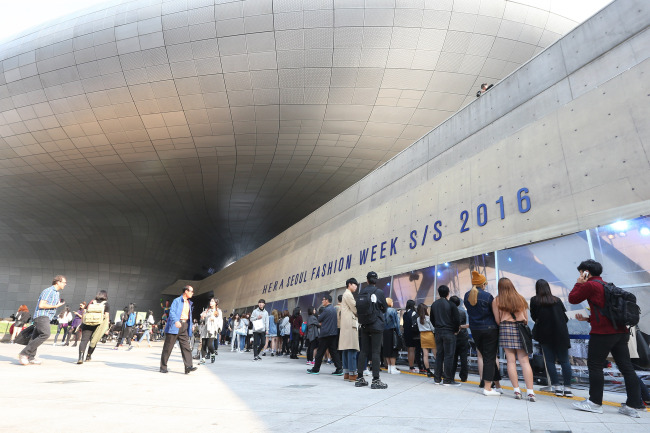 Spring-summer 2016 Seoul Fashion Week being held at Dongdaemun Design Plaza last year. (Yonhap)