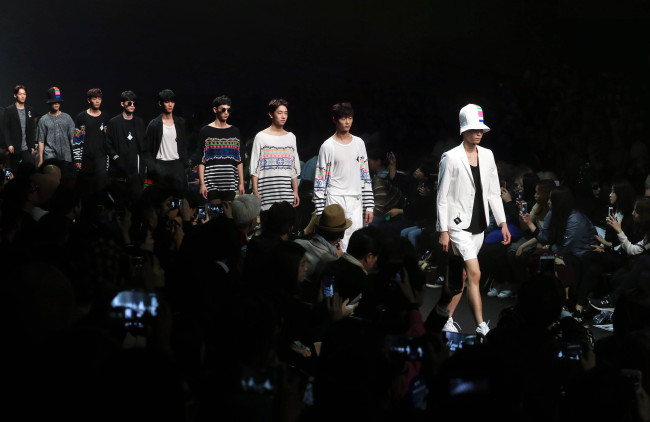 Models walk down the runway for the spring-summer 2016 collection of Munsoo Kwon during Seoul Fashion Week last year. (Yonhap)
