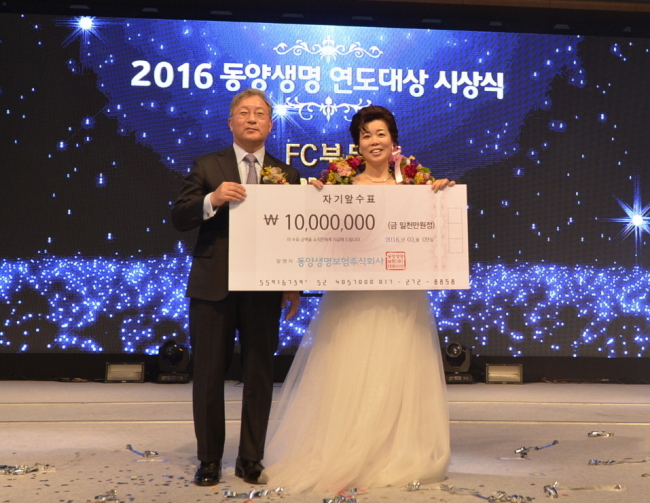 장금선(50ㆍ경기사업단 새중앙지점·오른쪽) 명인은 지난 2001년부터 매년 연도대상을 받아온 타이틀 보유자로 지난 2014년, 2015년에 이어 3년 연속 대상을 수상했다.