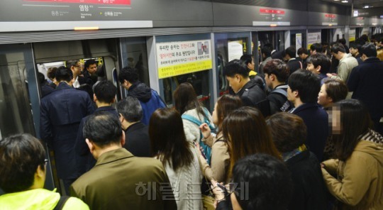 출근시간대 혼잡도는 ‘지옥철’로 변신한 서울 9호선 급행 열차가 최고 238%로 최고를 달렸다. 2호선도 만차(202%) 상태로 운행되는 구간이 많았다. 사진은 출근하는 시민들.
